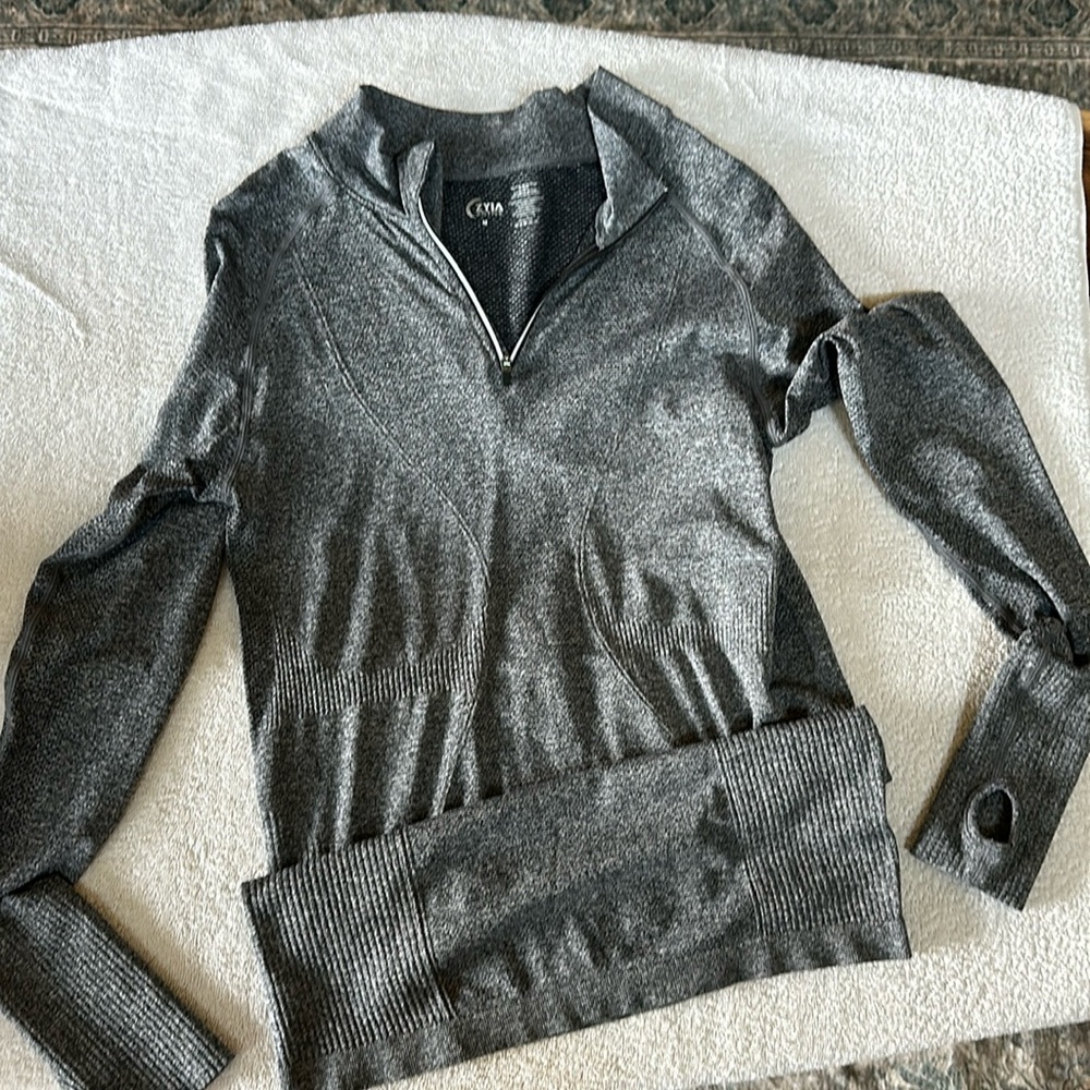 Zyia women’s grey long sleeve 1/4 zip medium